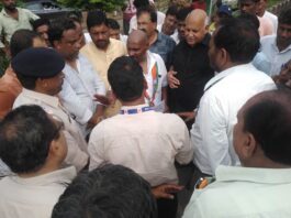 Protest against the forceful removal of the market in bhopal