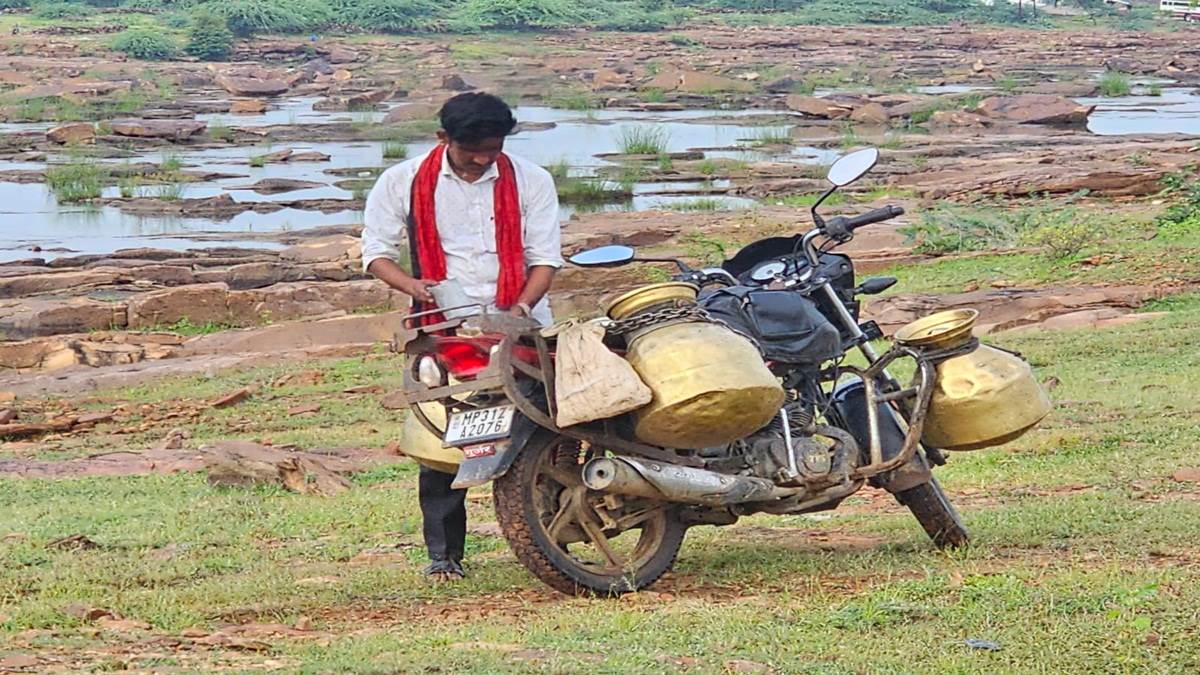 The collector caught red-handed mixing 'Dudhiya' with river water, released after giving an explanation