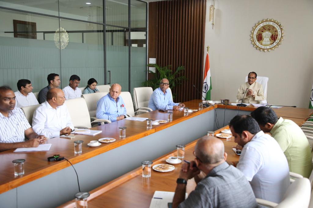 In connection with the preparations for "Vikas Parv", the CM held a meeting with ministers and officials of the district administration.