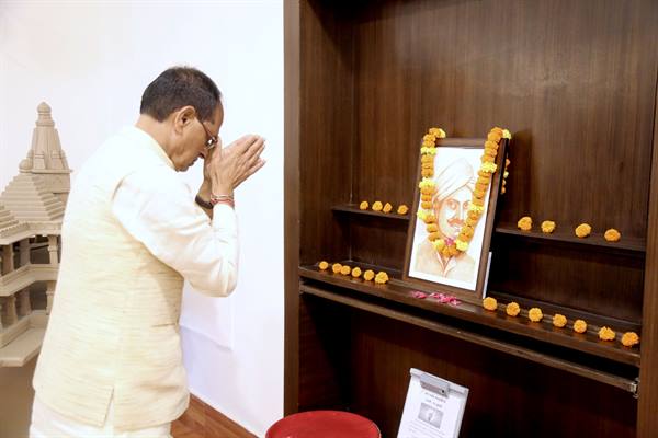 Chief Minister Shivraj Singh paid tribute to Amar Shaheed Mangal Pandey on his birth anniversary.