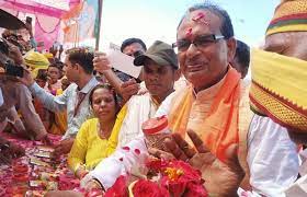 Chief Minister Shivraj Singh praised the entrepreneurship of the tribal society of Nipania, which is becoming self-sufficient by selling Chironji