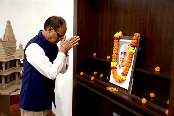 Chief Minister Shivraj Singh paid tribute to revered Kailash Joshi on his birth anniversary