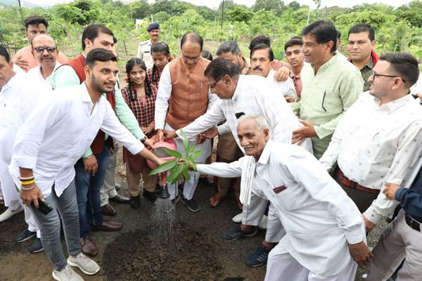 Chief Minister Shivraj Singh planted mango, mahua and neem saplings