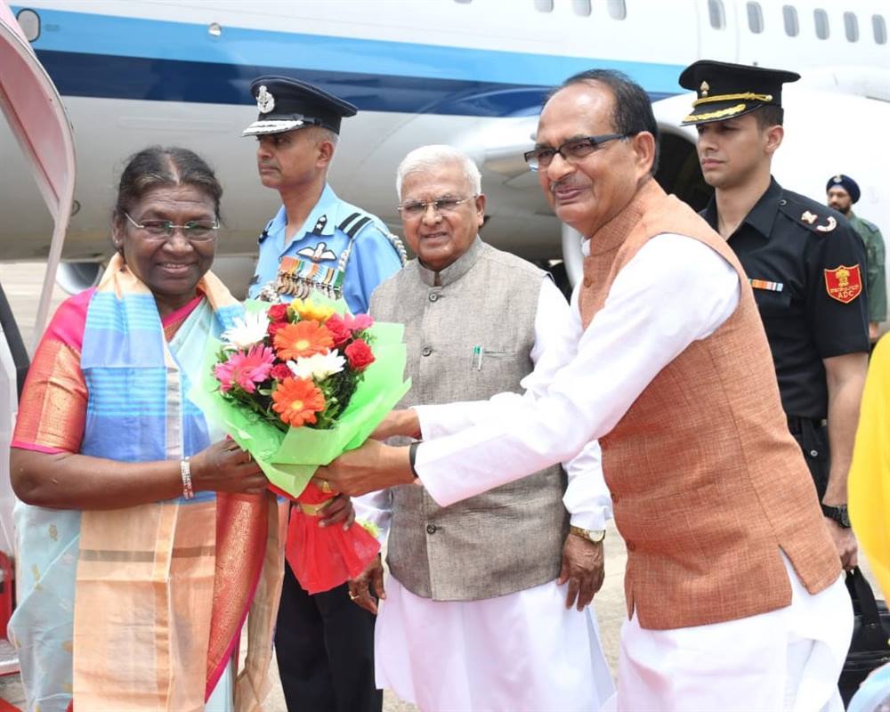 President Smt. Draupadi Murmu warmly welcomed at Gwalior airport