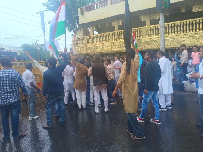 Congress protest against rigging in Patwari recruitment exam, police stopped