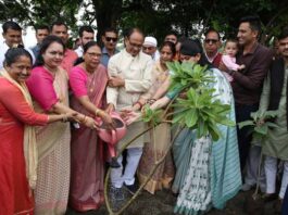 Chief Minister Shivraj Singh planted Jamun, Champa and Banyan plants
