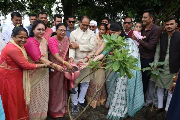 Chief Minister Shivraj Singh planted Jamun, Champa and Banyan plants