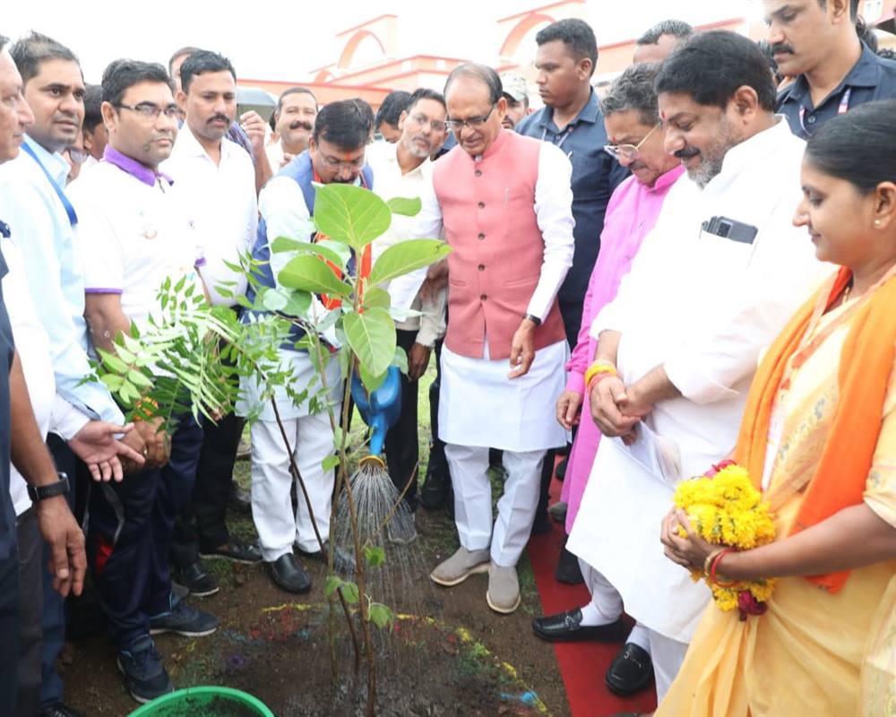 Chief Minister Shivraj Singh planted saplings at Barwani Circuit House Planted Triveni of Neem, Banyan and Peepal