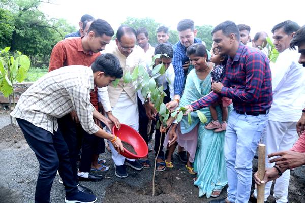 Chief Minister Shivraj Singh planted saplings of Banyan, Jamun and Kadamba