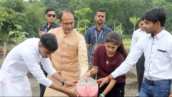 Chief Minister Shivraj Singh planted saplings of Peepal, Mahua and Cassia