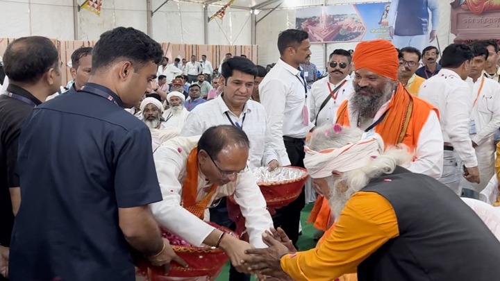 Chief Minister Shivraj Singh took blessings after honoring saints in Badtuma