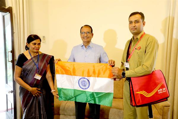 Tricolor presented to Chief Minister Shivraj Singh by Department of Posts in Tiranga Abhiyan at every house