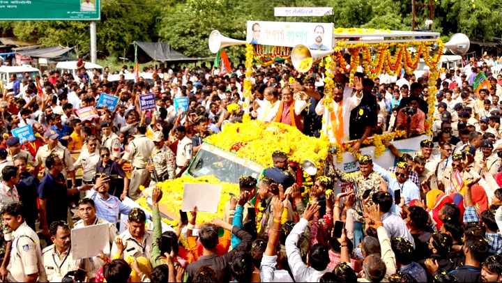 Citizens decorated Shravan Kumar's tableau in Chief Minister Shivraj Singh's public darshan in Manasa