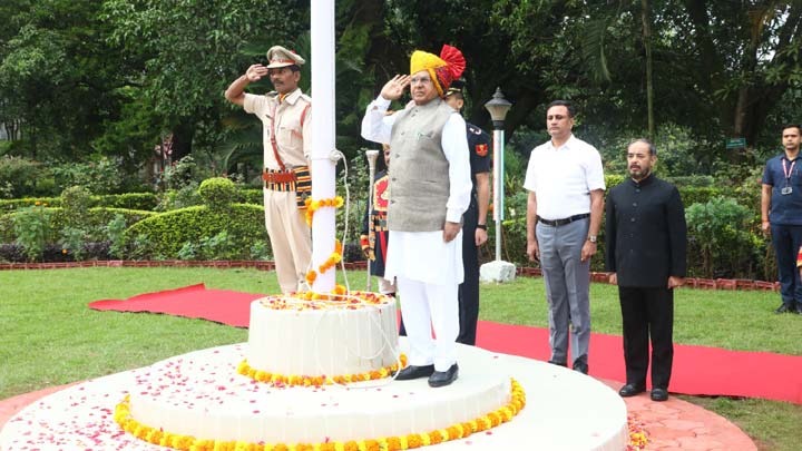 Governor Mangubhai Patel hoisted the flag at Raj Bhavan Pachmarhi