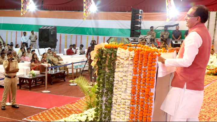 Chief Minister Shivraj Singh welcomed the President's medal awarded police officers at his residence