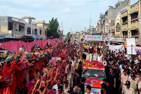 Road show of CM Shivraj Singh in Pipliyamandi of Mandsaur district