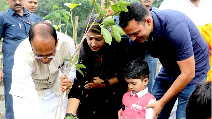 CM Shivraj Singh planted saplings with environment loving citizens and representatives of social organizations