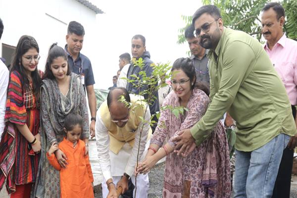 Birthday celebrated by planting saplings with Chief Minister Shivraj Singh