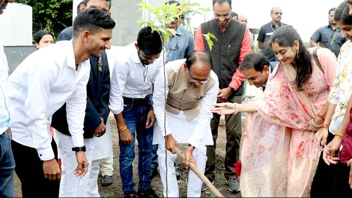 Chief Minister Shivraj Singh planted saplings of Mahua, Peepal and Gulmohar