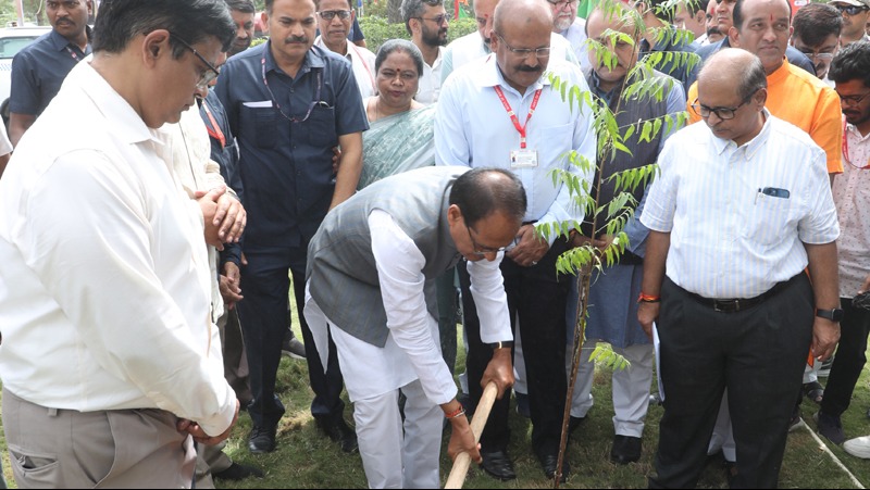 Chief Minister Shivraj Singh planted saplings