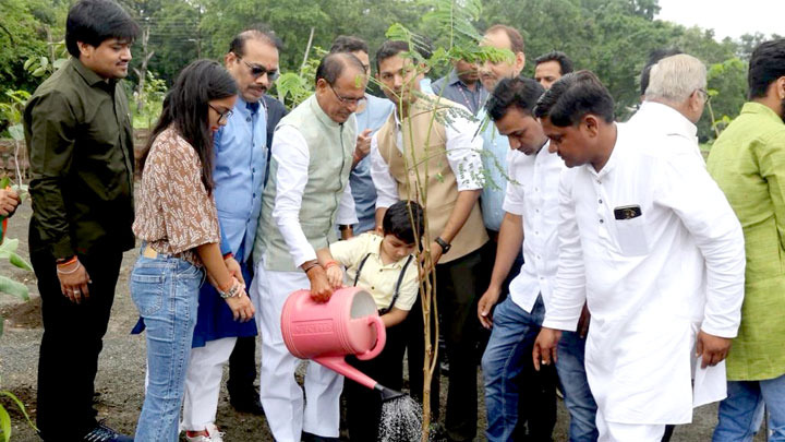 Boys and girls celebrated their birthday by planting saplings with Chief Minister Shivraj Singh