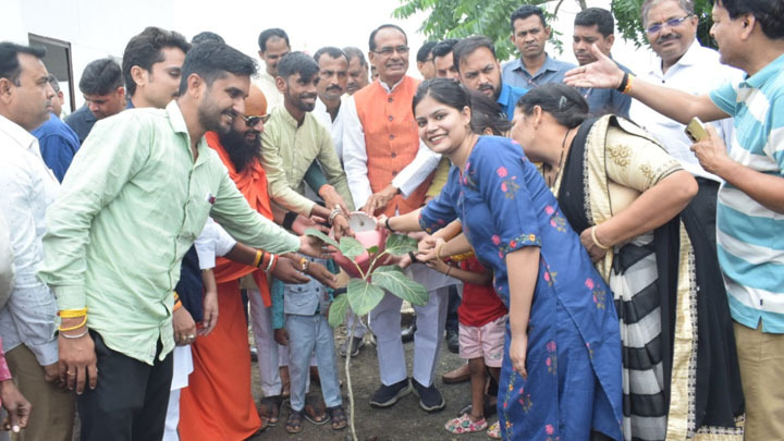 Chief Minister Shivraj Singh planted saplings of Banyan, Gulmohar and Karanj