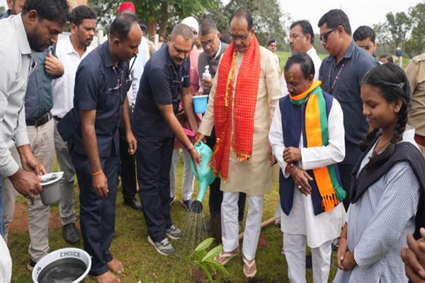 Chief Minister Shivraj Singh planted 75 saplings in Amarkantak under Meri Mati Mera Desh program