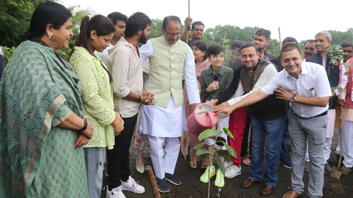 Chief Minister Shivraj Singh planted saplings of Peepal, Banyan and Karanj