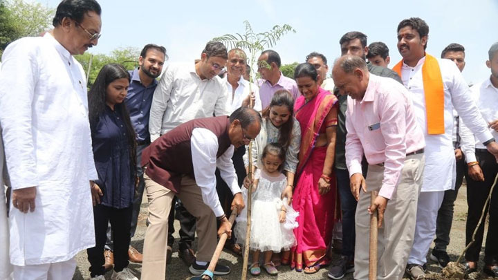 CM Shivraj Singh planted saplings of Peepal, Karanj and Gulmohar