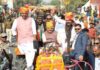 सड़क पर वाहनों की भीड़ में सीएम मोहन यादव ने दौड़ाया ट्रेक्टर