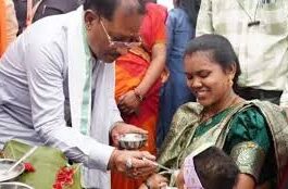 मुख्यमंत्री विष्णु देव साय ने बच्चों को कराया अन्नप्राशन