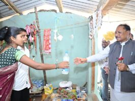 मुख्यमंत्री विष्णु देव साय ने पानी की बोतल खरीदकर बढ़ाया हौसला, कहा- यही है नए बीजापुर की तस्वीर