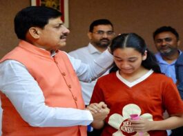 मुख्यमंत्री डॉ. यादव से मिले डाक सहायक स्व. उर्मिला सैनी के परिजन