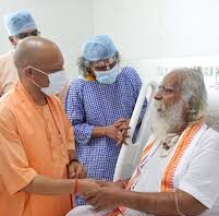 मुख्यमंत्री योगी आदित्यनाथ ने जाना महंत नृत्य गोपाल दास का हालचाल