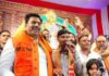 लाल बाग के राजा पहुंचे हनुमान अंश गाने से फेमस हुए सुनील लोधी, विधायक रामेश्वर शर्मा ने किया सम्मान