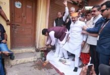उज्जैन में सड़क विस्तार के लिए CM यादव की मिसाल, अपने पैतृक मकान पर खुद चलाई गेती